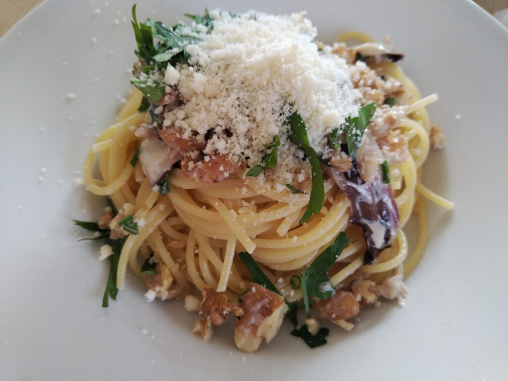 Nudeln mit Radicchio und Nüssen – schnell, herzhaft & genial einfach